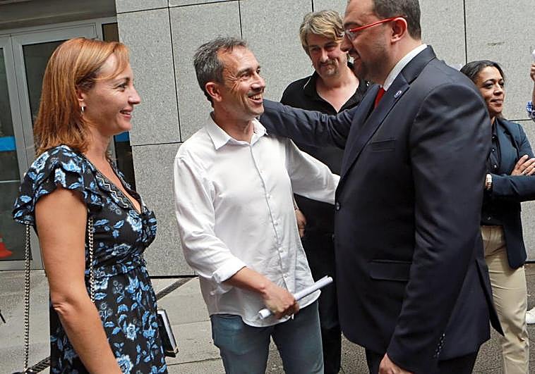 Delia Campomanes, Ovidio Zapico y Xabel Vegas, junto a Adrián Barbón.