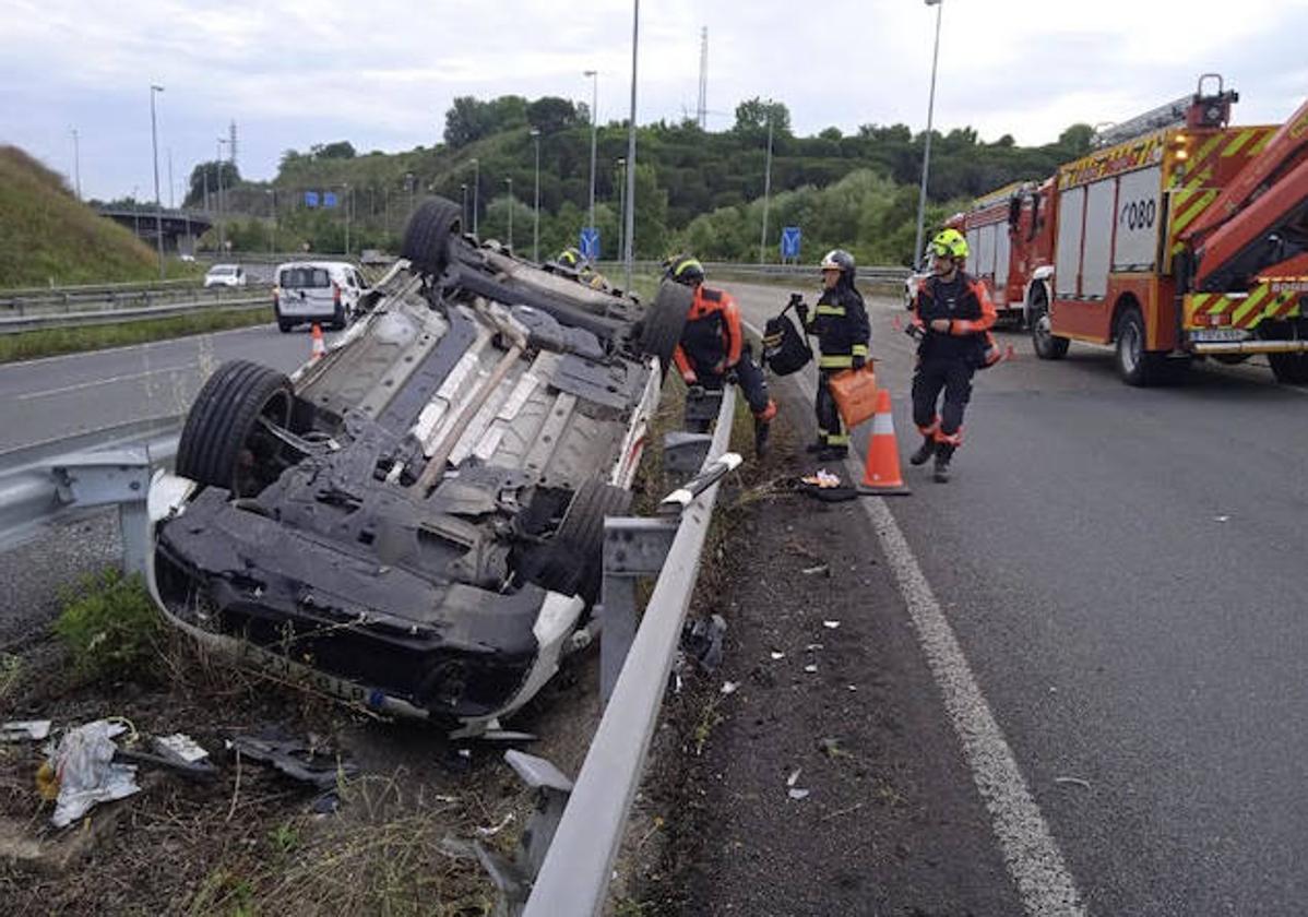 Efectivos de los bomberos en el lugar del accidente.