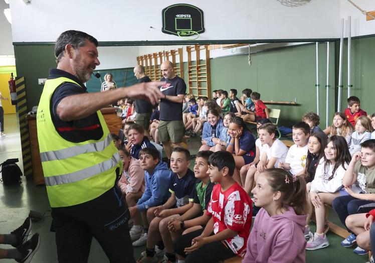 Imagen principal - Los alumnos de La Fresneda aprenden a salvar vidas