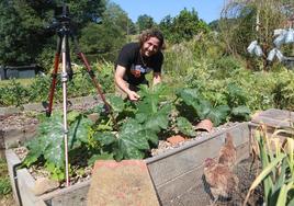 Toni Jardón en su huerta ecológica.