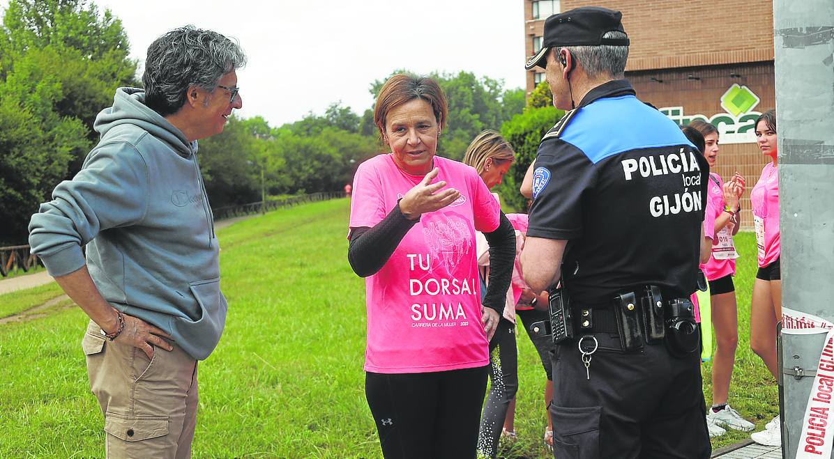 La alcaldesa conversa con uno de los agentes de la Policía Local antes del inicio de la prueba. arnaldo garcía