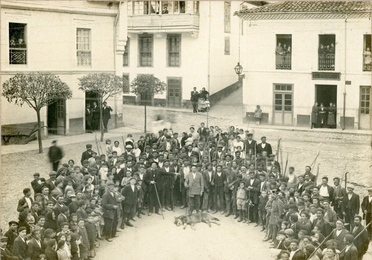 Anónimo. Cazador, alcalde y vecinos retratados junto a un lobo muerto en la plaza de Vigón, Colunga, h. 1910