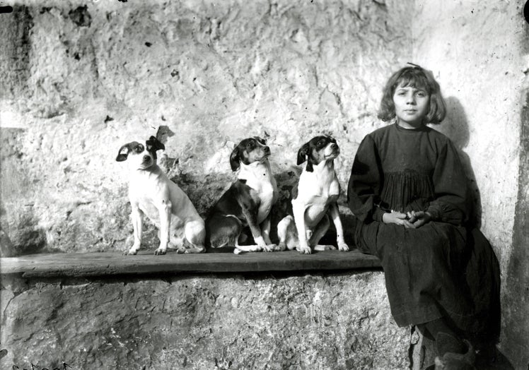 Miguel Rojo Borbolla. Consuelo Borbolla y tres perros en la casa de El Pedregal. Puertas (Cabrales), 1915