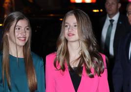 La princesa Leonor y su hermana, la infanta Sofía, en el concierto de los Premios Princesa de Asturias de 2022.