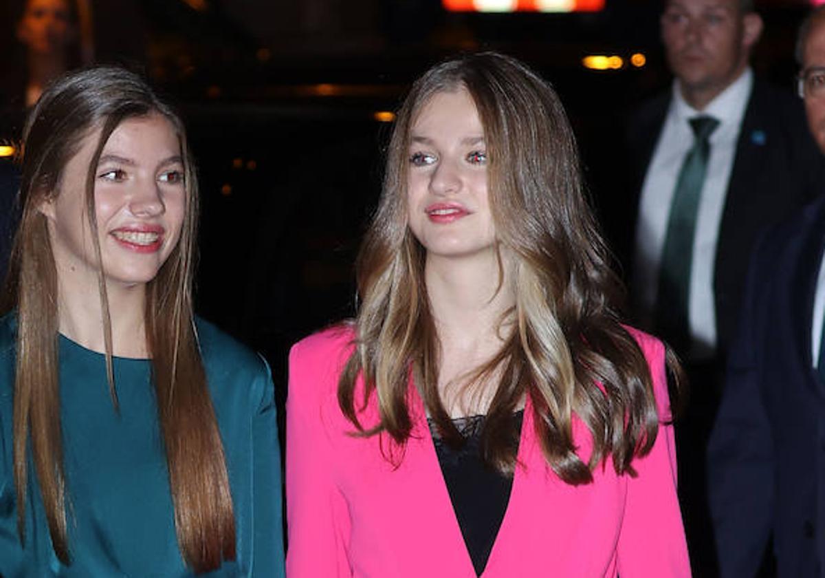 La princesa Leonor y su hermana, la infanta Sofía, en el concierto de los Premios Princesa de Asturias de 2022.