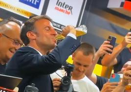 El presidente de Francia, Emmanuel Macron, toma una cerveza de un trago.