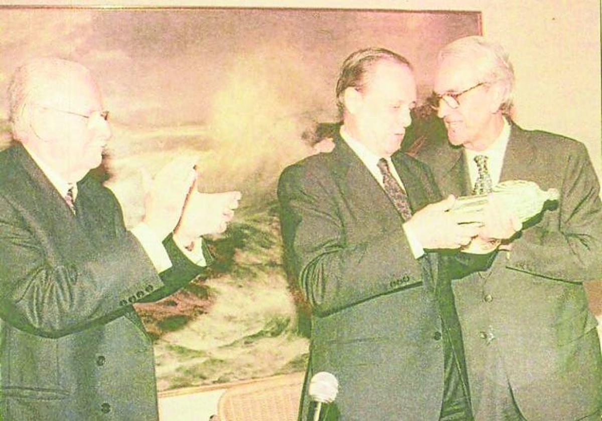 Adaro y Antuña aplauden al conde de Latores.