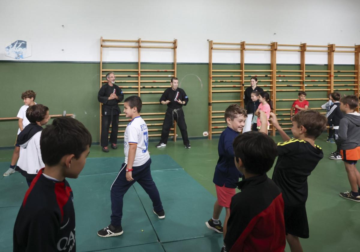 Vicente Ardines, en el centro, durante el taller de defensa personal.