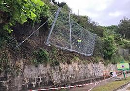 Trabajos en el talud del paseo de La Grúa, en Ribadesella.