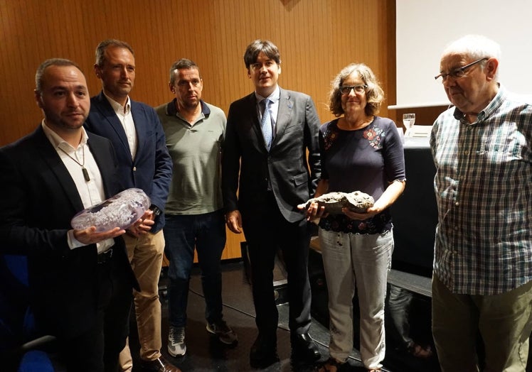 Alejandro Fernández, David González, José Ángel Toyos, Borja Sánchez, Laura Piñuela y José Carlos García-Ramos, durante la presentación de la reproducción en 3D de 'Duzín' en el Muja.