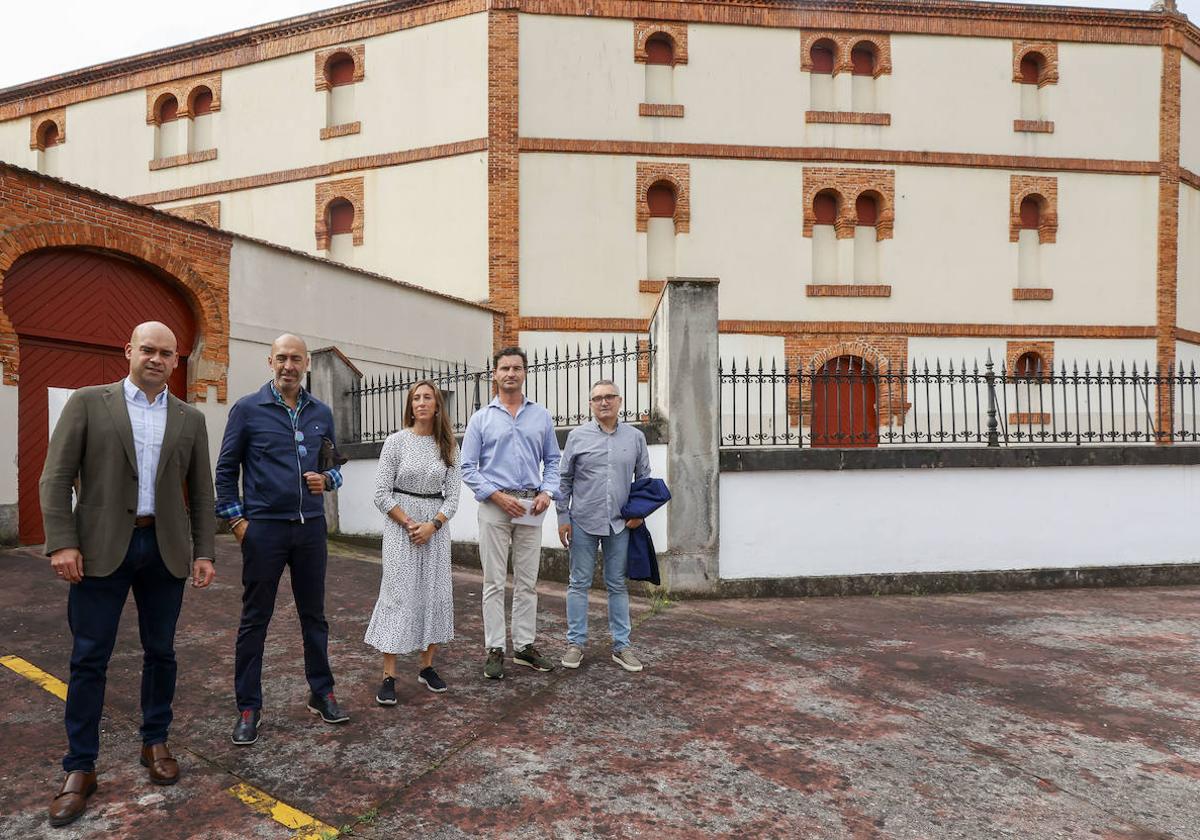 De izquierda a derecha, los concejales Jesús Martínez Salvador, Óliver Suárez, Ángela Pumariega, Gilberto Villoria y Jorge González-Palacios, esta mañana, en la visita a la plaza de toros de El Bibio.