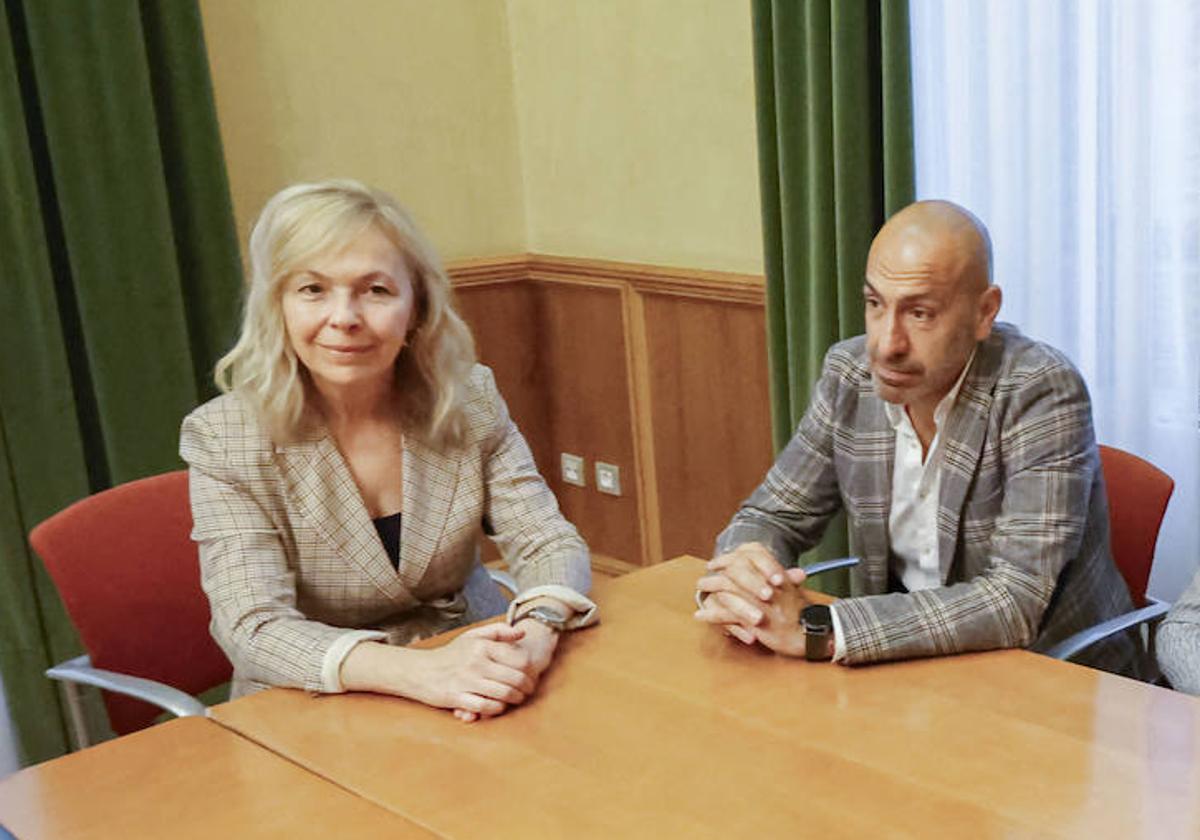 Sara Álvarez Rouco y Oliver Suárez, en la primera reunión en el Ayuntamiento del equipo de gobierno.