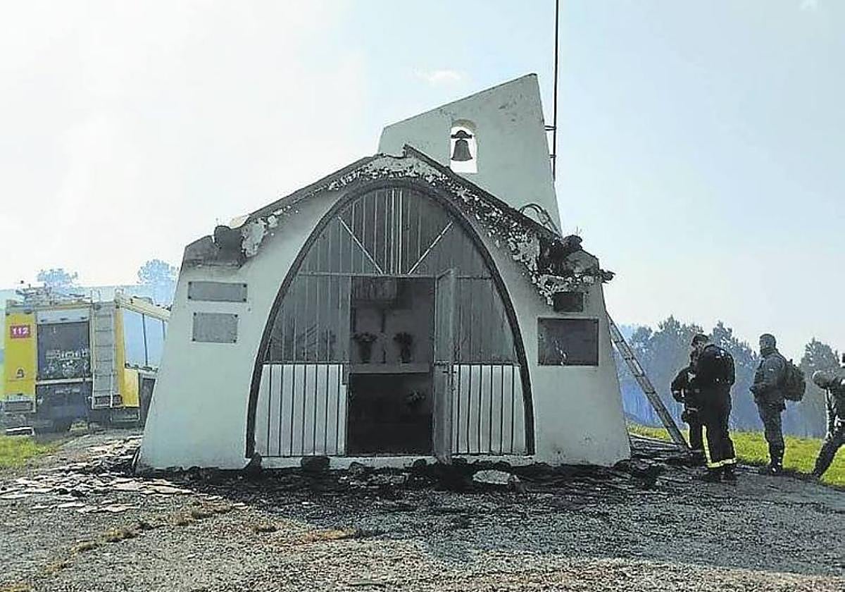 Parte de la capilla fue calcinada por los graves incendios forestales.