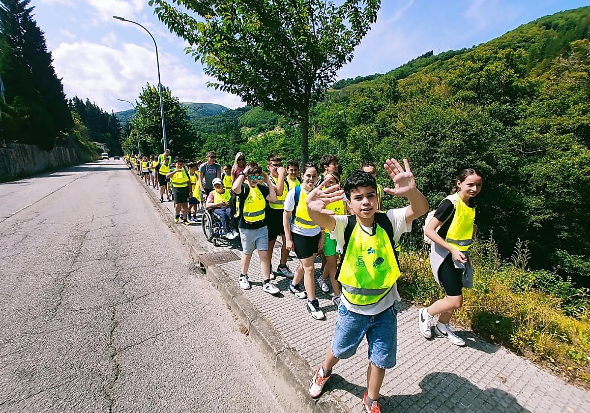 Alumnos del Alejandro Casona, durante la marcha.