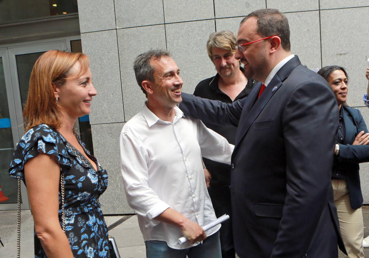 Adrián Barbón y Ovidio Zapico en el acto de recogida de las actas de diputado regional