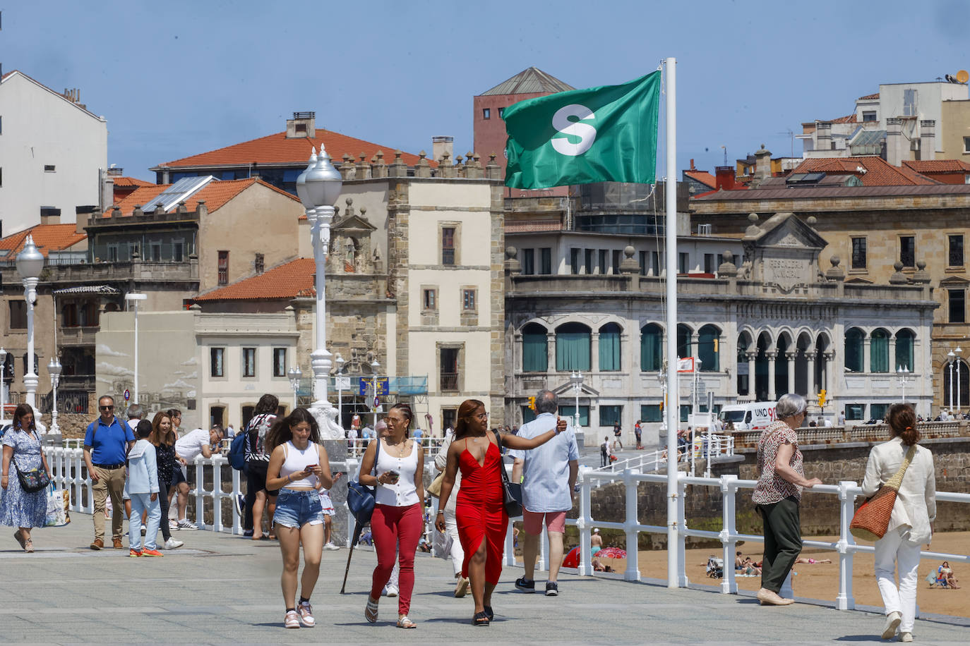 Gijón se refresca en la playa