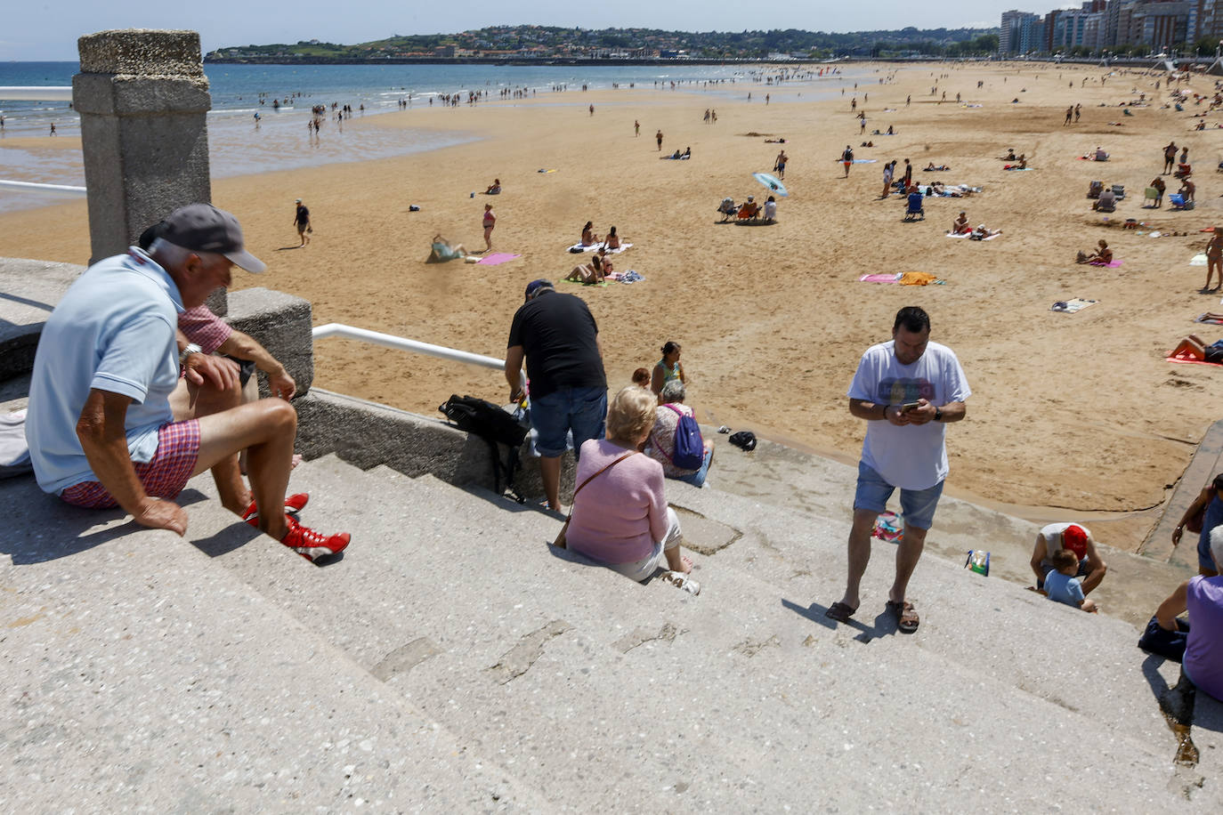 Gijón se refresca en la playa