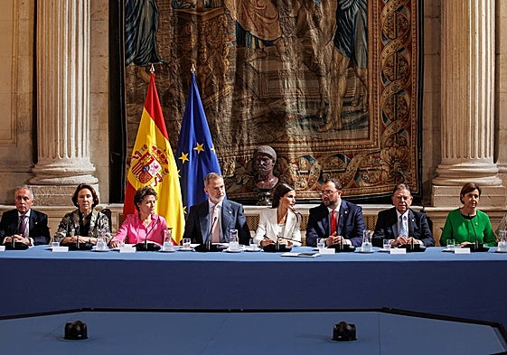 Teresa Sanjurjo, Ana Isabel Fernández, los Reyes de España, Adrián Barbón, Alfredo Canteli, Carmen Moriyón y Mariví Monteserín, en la reunión de los patronatos de la Fundación Princesa celebrada esta mañana en Madrid.