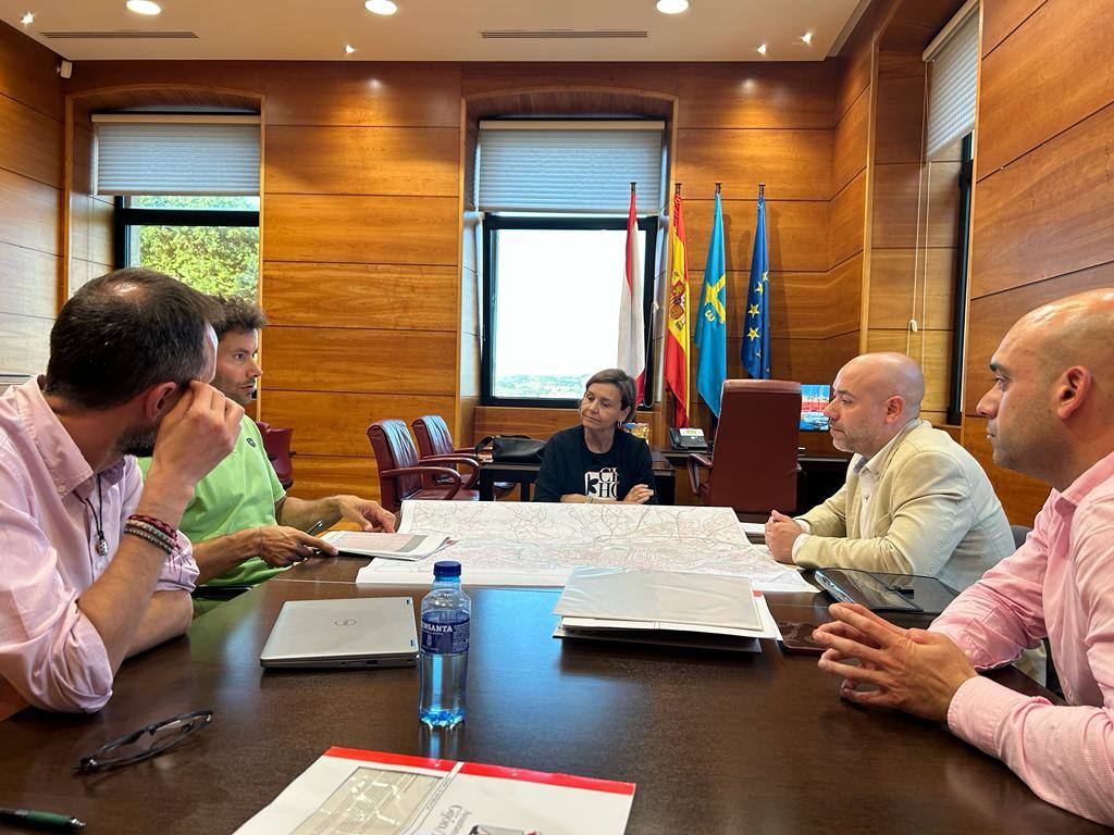 De izquierda a derecha: Pedro Menéndez, Jesús Testón, Carmen Moriyón, Rodrigo Pintueles y Martínez Salvador