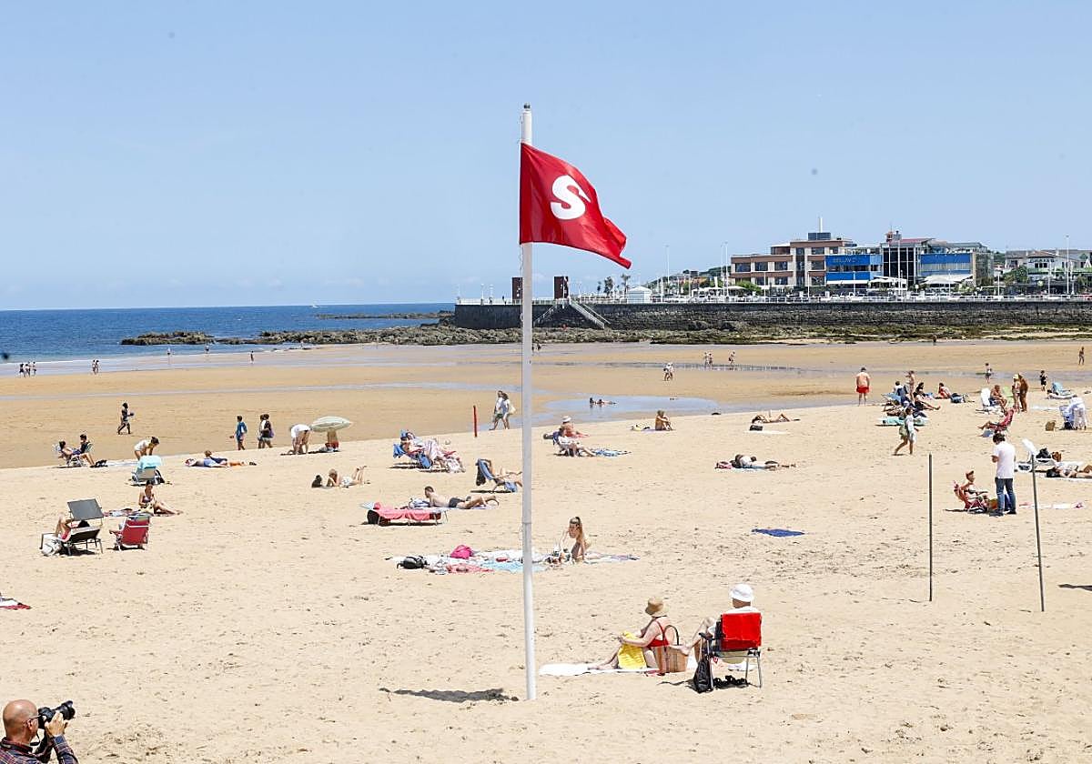 Bandera roja que ondeó ayer en la playa de San Lorenzo para informar, junto con avisos por megafonía, de la prohibición del baño entre las escaleras 12 y 15.