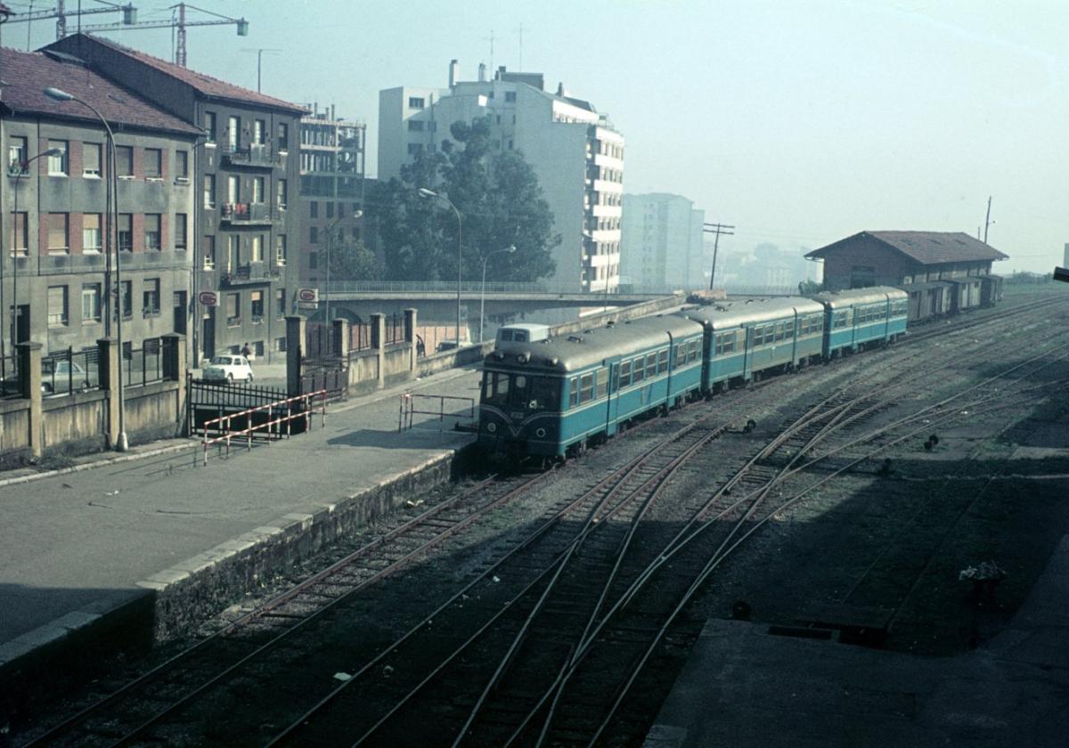 Una unidad MAN en la estación Oviedo-Jovellanos, en 1972.