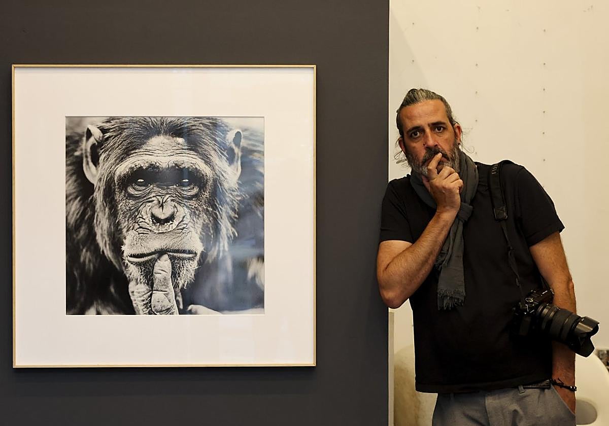 Héctor Jácome, con una de sus fotos.