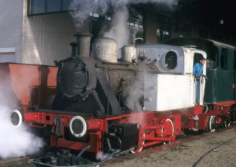 Imagen secundaria 1 - Cargaderos del Vasco-Asturiano en San Esteban. | Primer encendido de prueba de la locomotora SAF, aún sin pintar, en el museo de Gijón. | Tren turístico con locomotora de vapor del Rothorbarna, en Suiza. 