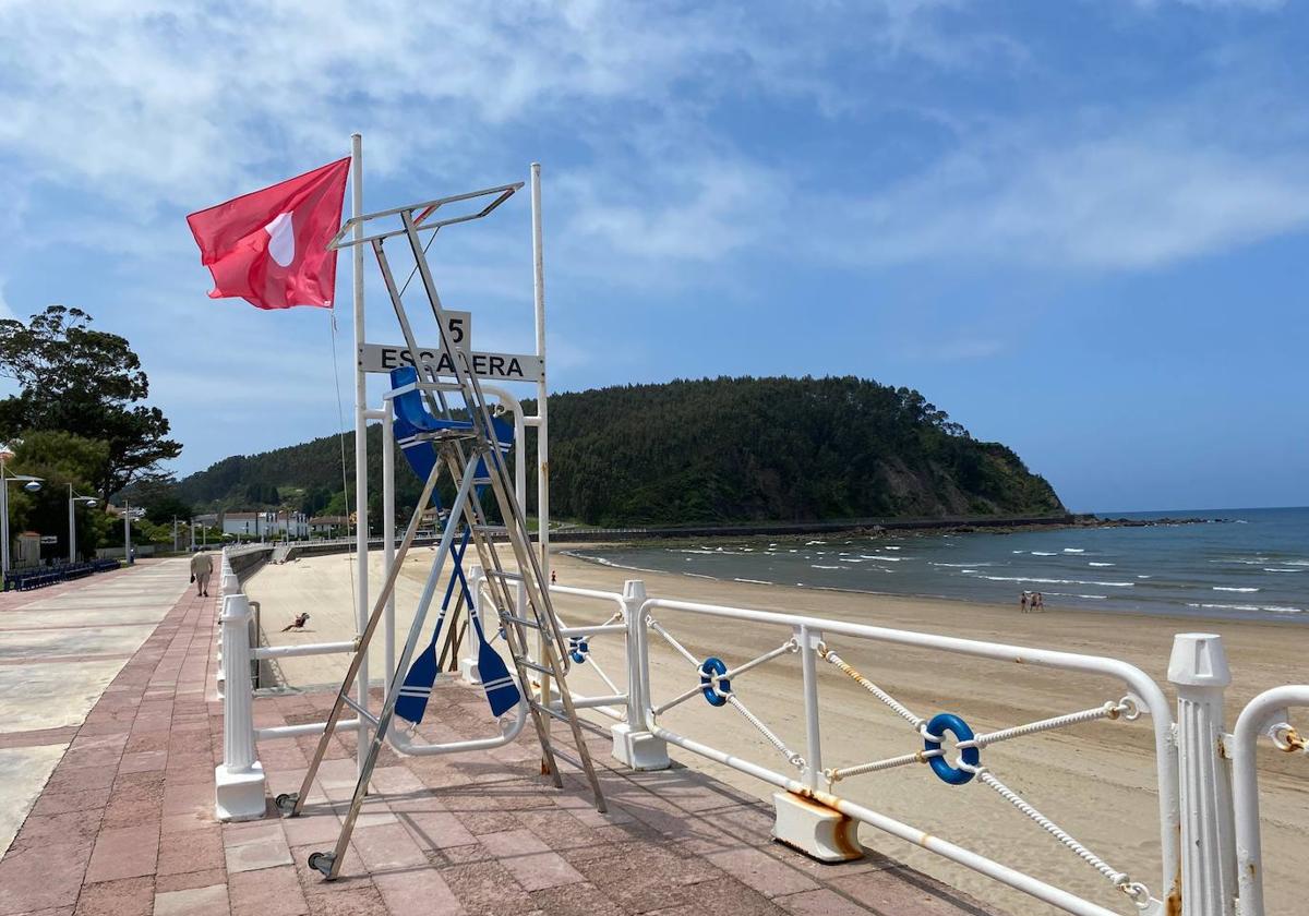 La playa de Santa Marina tuvo que cerrarse al baño.