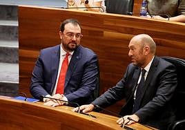 El presidente Adrián Barbón, sentado en el hemiciclo junto a su hasta hoy vicepresidente, Juan Cofiño.