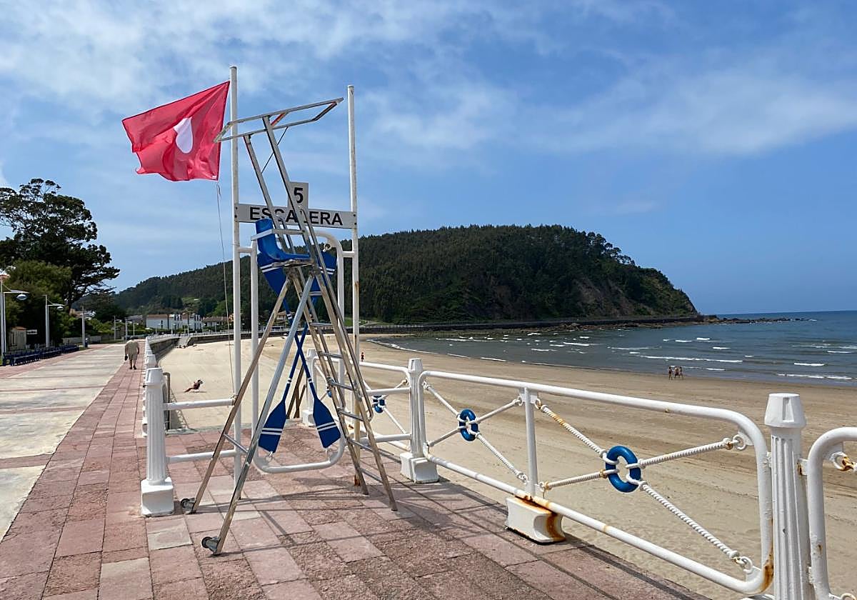 La playa de Santa Marina, cerrada por contaminación.