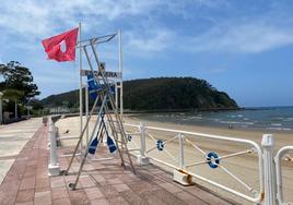 La playa de Santa Marina, cerrada por contaminación.