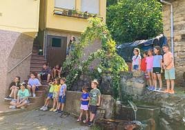 Un grupo de niños, junto a una de las fuentes que ornamentaron por San Juan.