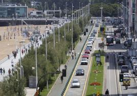 Configuración viaria actual del Muro con un carril de tráfico por cada sentido, carril bici junto a la mediana y zona peatonal del antiguo 'cascayu'.