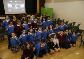 Los estudiantes de quinto del colegio público San Vicente de Paúl de Gijón completan la formación de la Escuela de Periodismo con un seminario práctico emulando un plató de televisión.