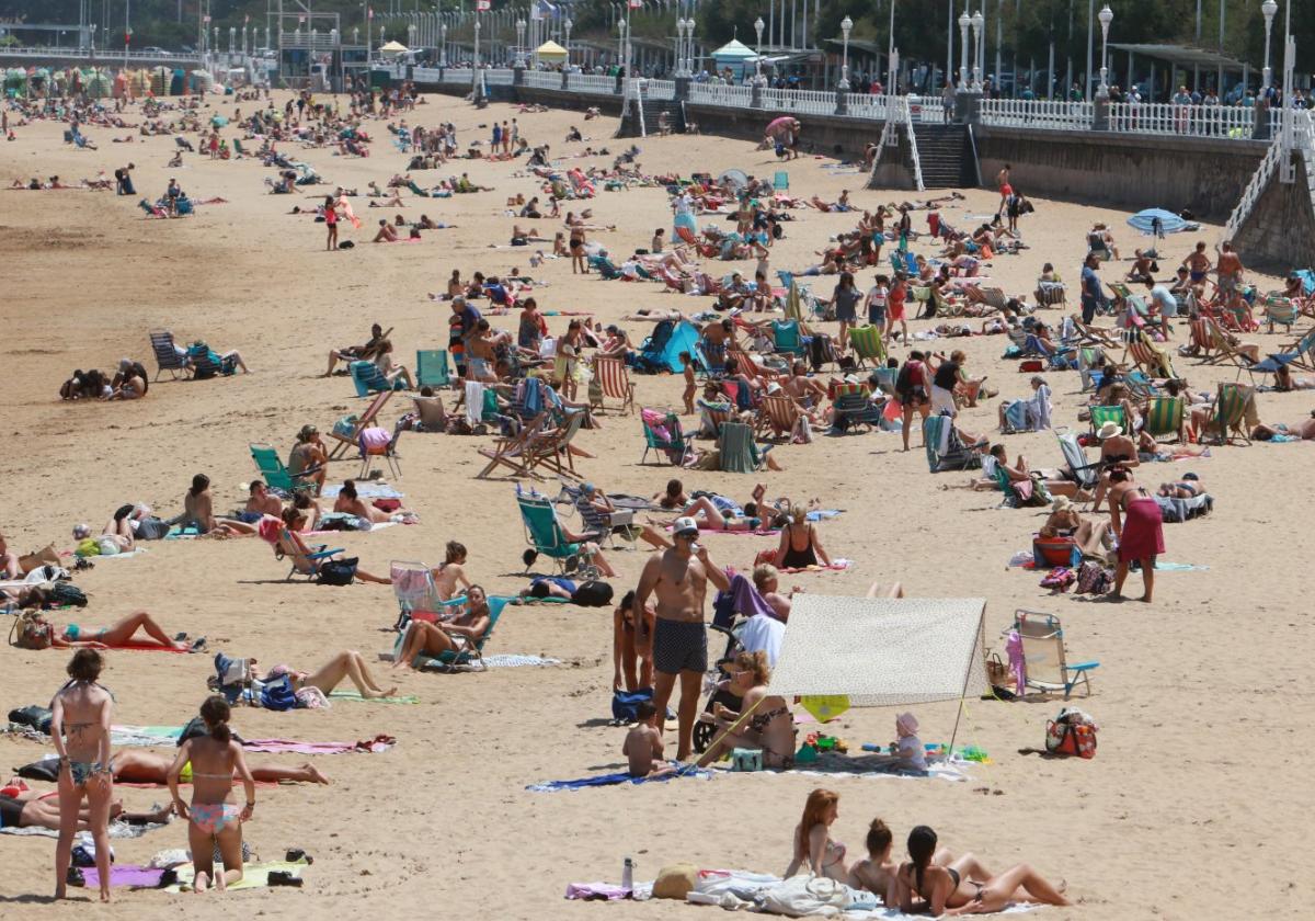 Una imagen de la playa de San Lorenzo, de Gijón, que ayer fue reabierta al baño.