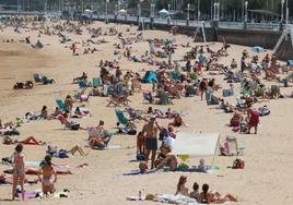 Una imagen de la playa de San Lorenzo, de Gijón, que ayer fue reabierta al baño.