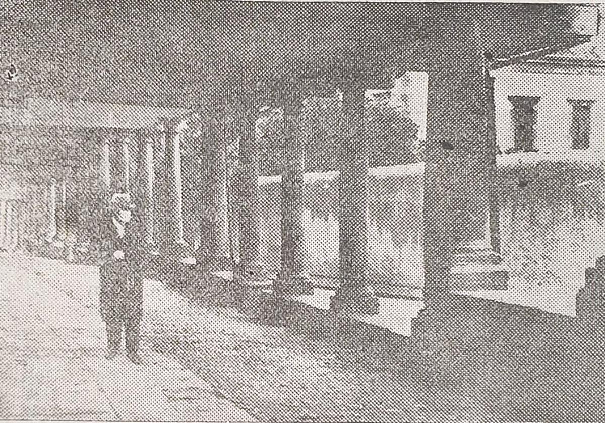 Armando Palacio Valdés, en los años 20, paseando por la actual calle de Galiana.