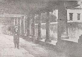 Armando Palacio Valdés, en los años 20, paseando por la actual calle de Galiana.