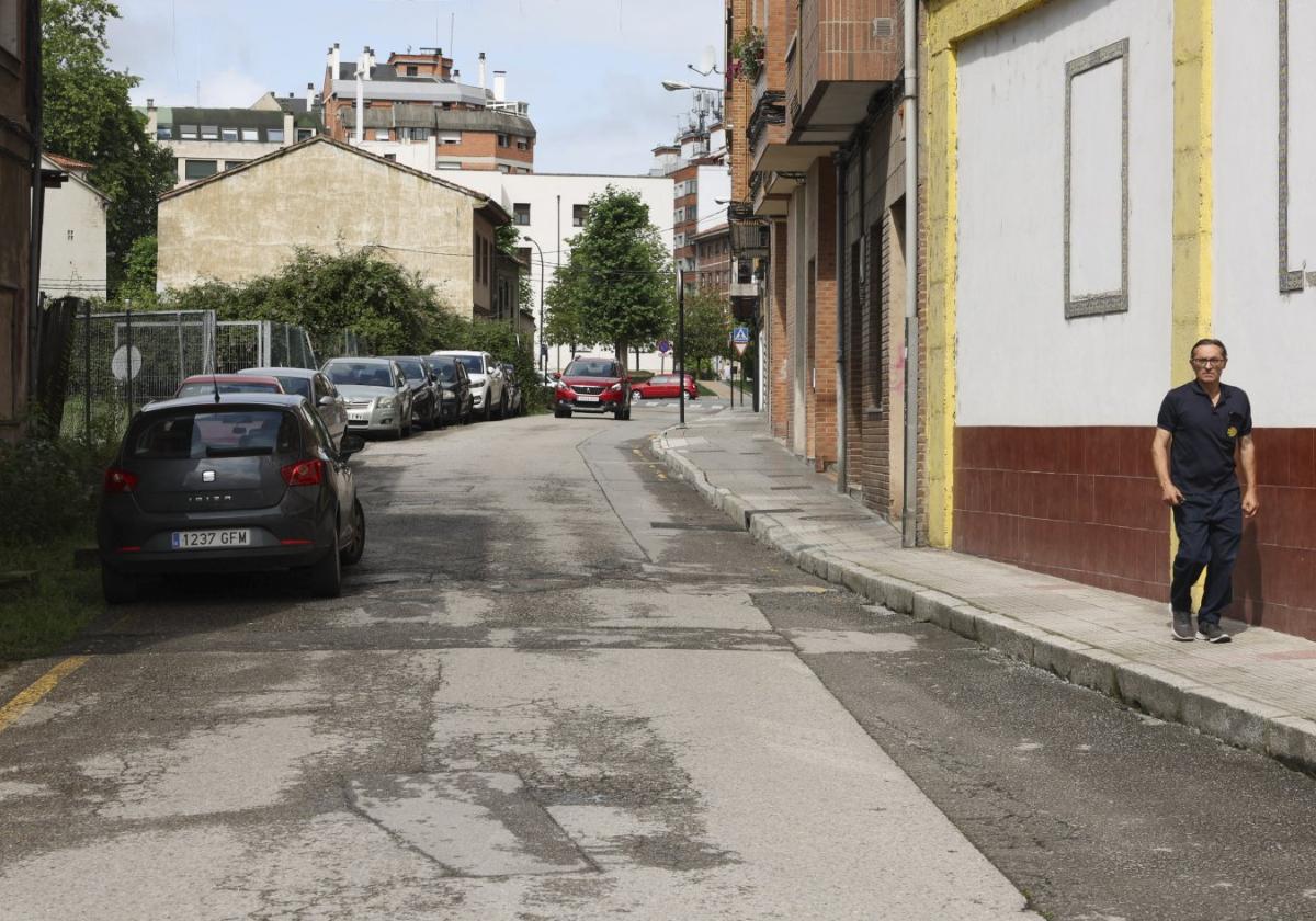 Un coche circula por la calle Rayo, el lugar donde tuvo lugar el violento atraco.