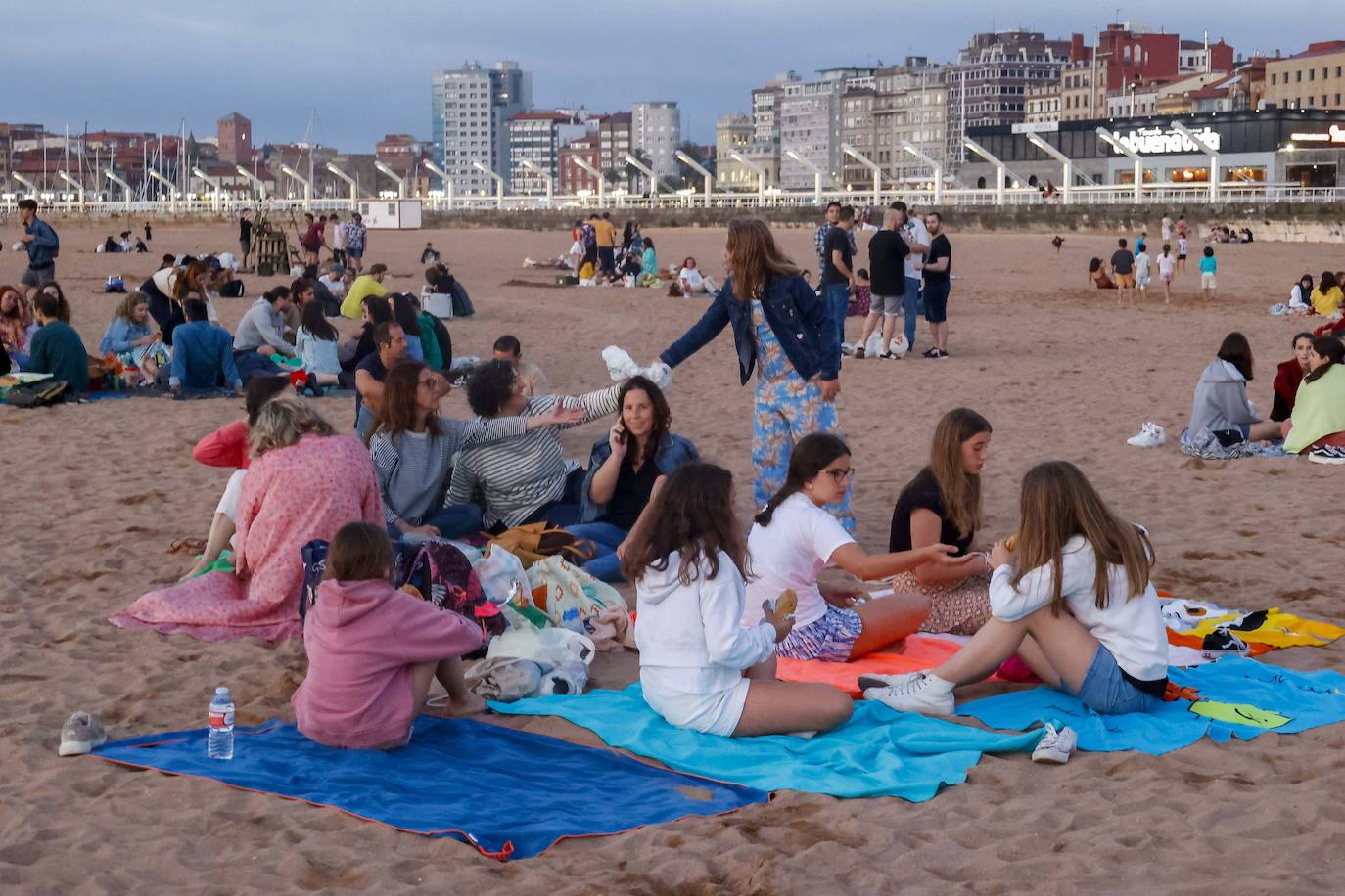 Así ha sido la hoguera de San Xuan en la playa de Poniente de Gijón