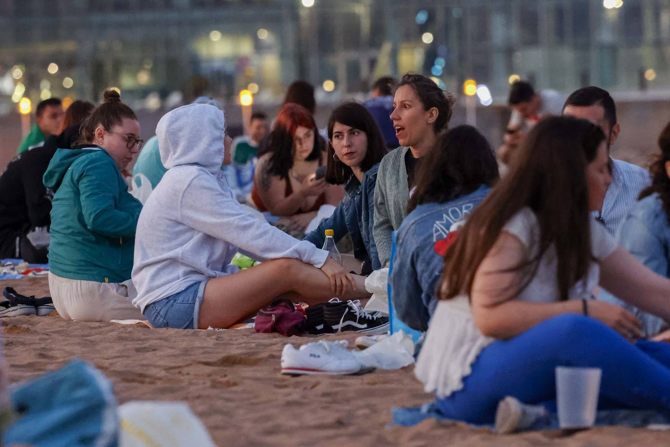 Así ha sido la hoguera de San Xuan en la playa de Poniente de Gijón