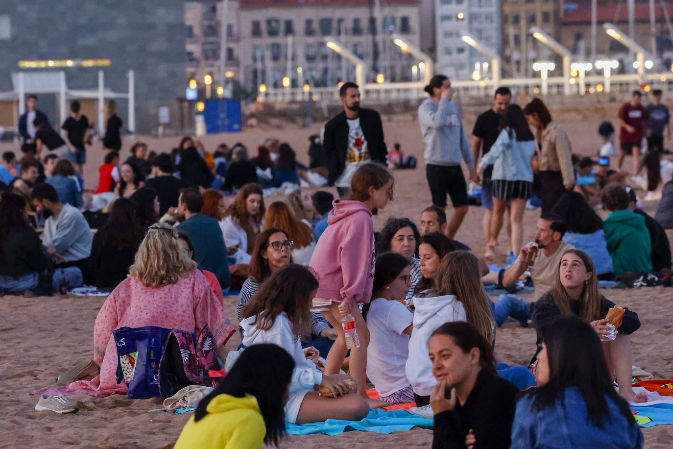 Así ha sido la hoguera de San Xuan en la playa de Poniente de Gijón