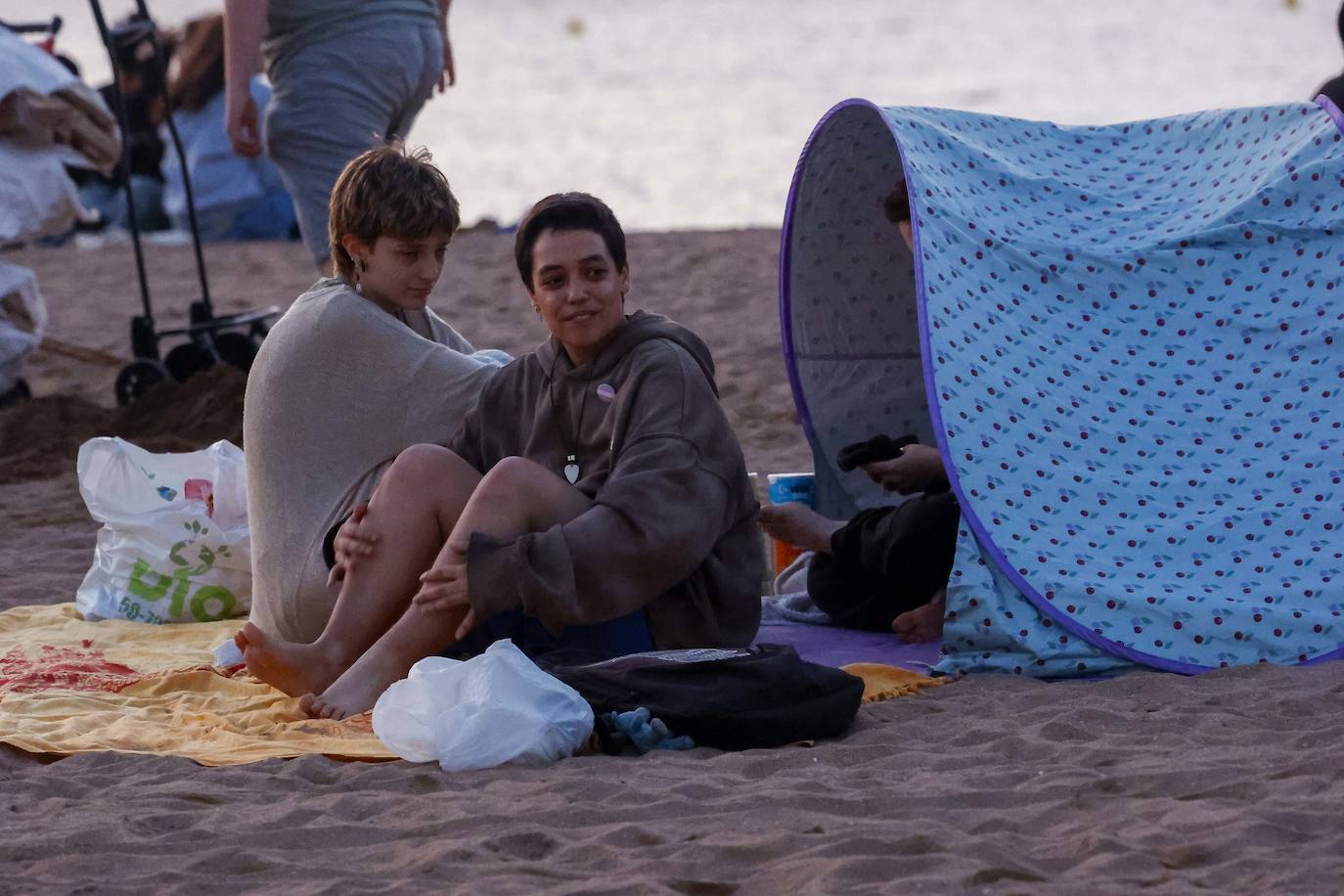 Así ha sido la hoguera de San Xuan en la playa de Poniente de Gijón