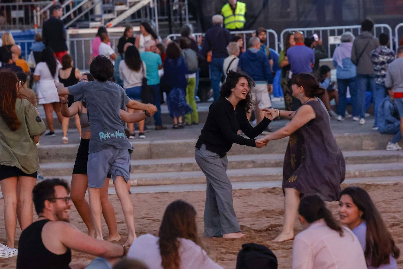 Así ha sido la hoguera de San Xuan en la playa de Poniente de Gijón