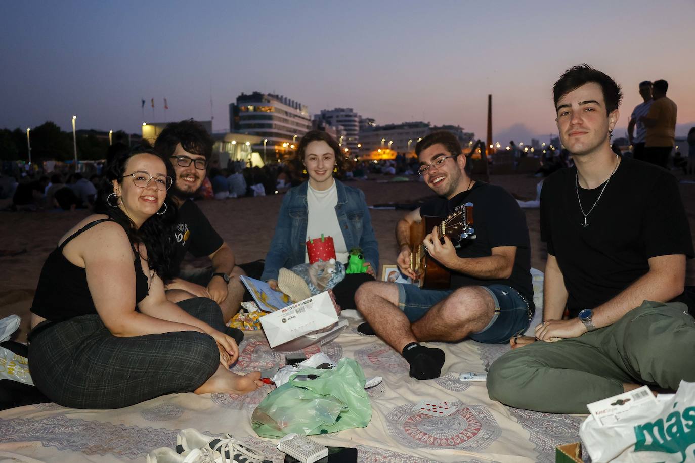 Así ha sido la hoguera de San Xuan en la playa de Poniente de Gijón