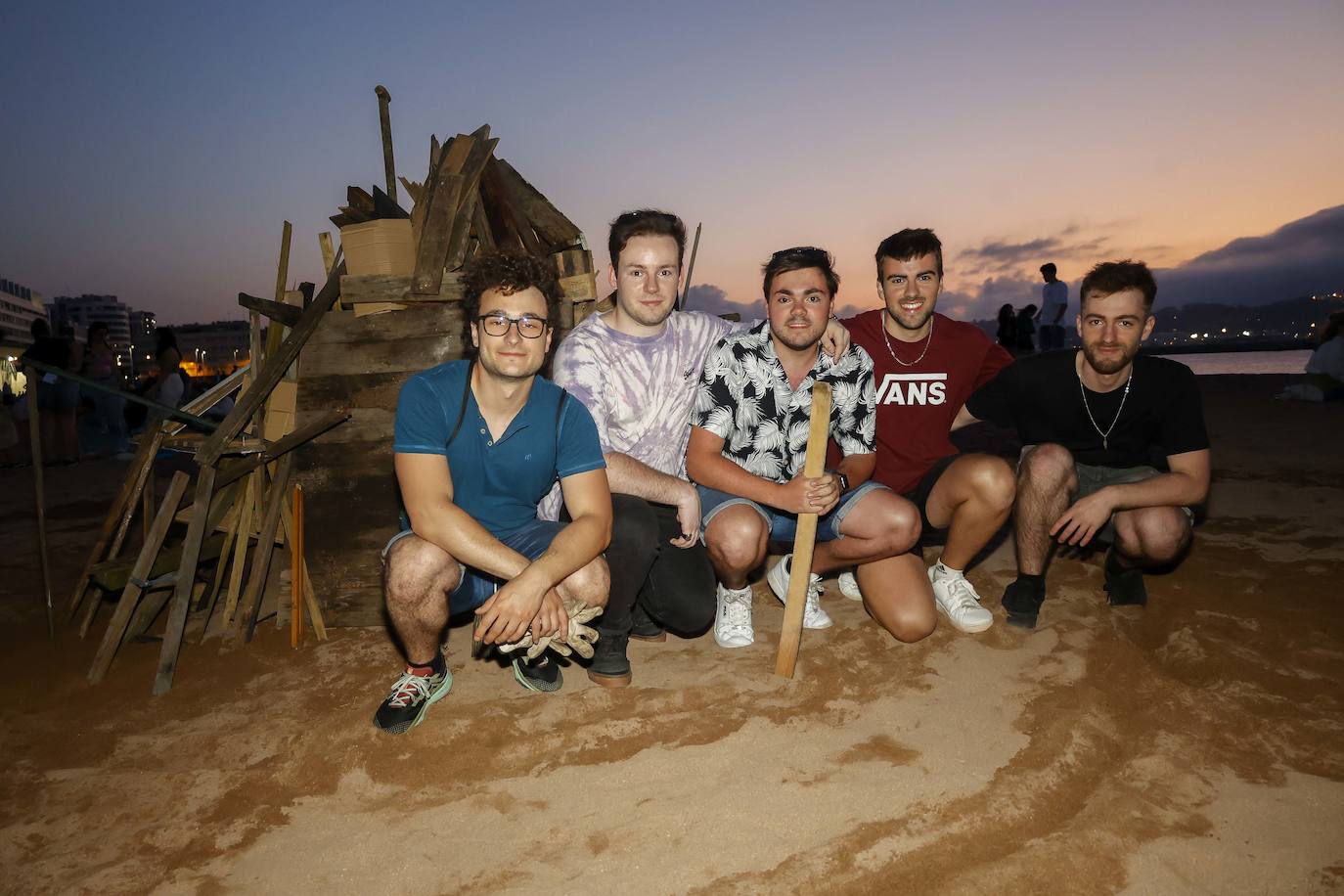 Así ha sido la hoguera de San Xuan en la playa de Poniente de Gijón