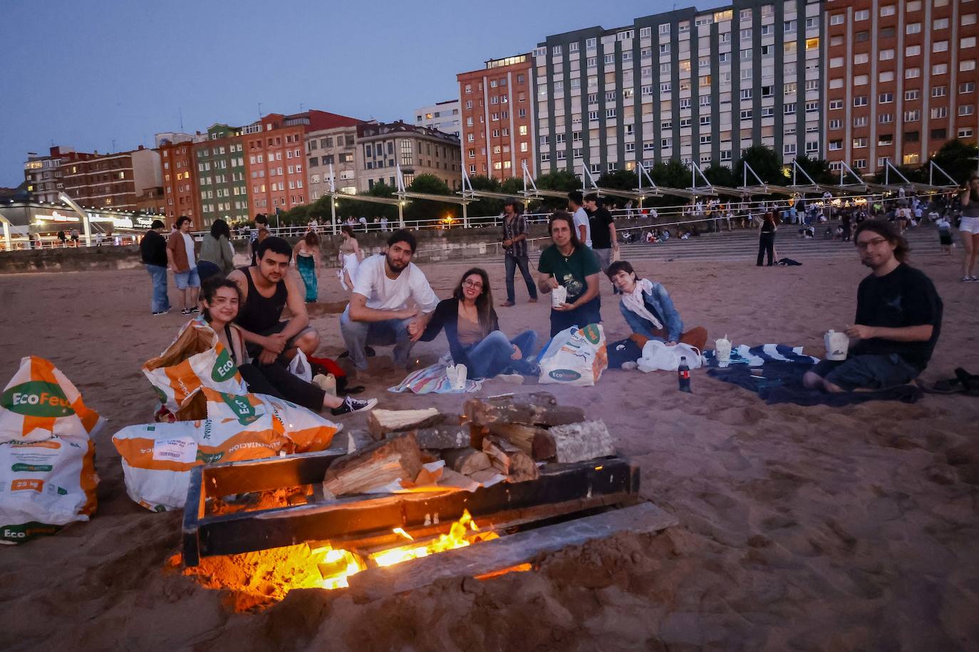 Así ha sido la hoguera de San Xuan en la playa de Poniente de Gijón