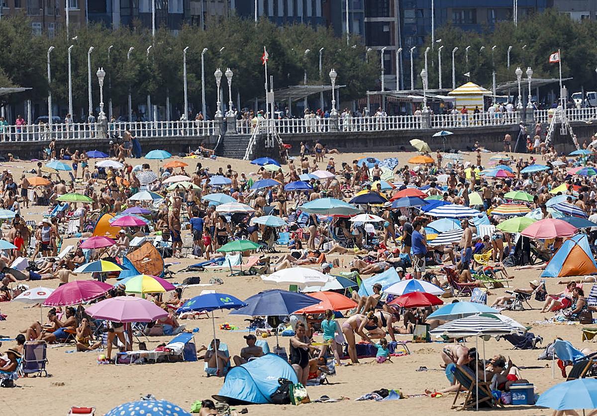La playa de San Lorenzo se ha llenado durante la mañana de este sábado.