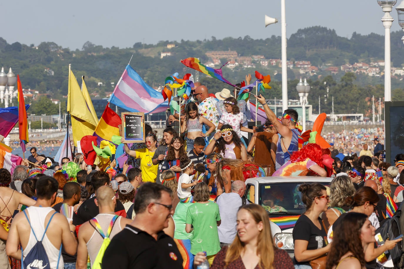 Así ha sido la multitudinaria manifestación del Orgullín en Gijón