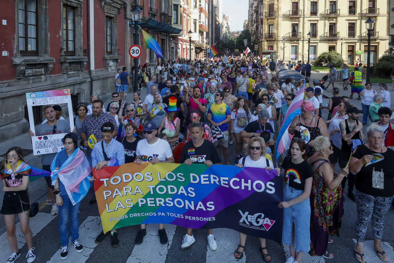 Así ha sido la multitudinaria manifestación del Orgullín en Gijón